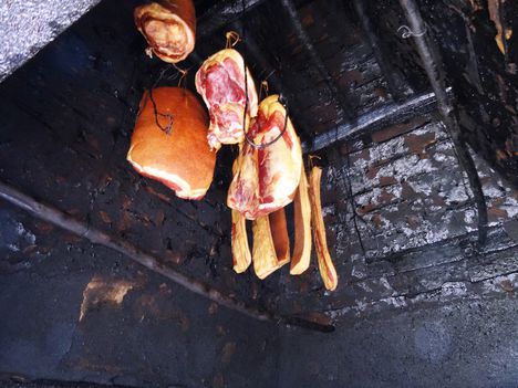 Hegyeshalom - Márialiget, hagyományos húsfüstölés 2015 márciusában
