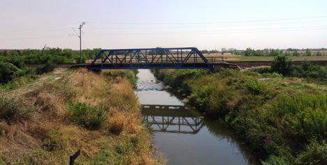 Lajta Balparti csatorna a Hegyeshalom-Bezenye közötti vasút vonalnál, 2015. augusztus 10.-én