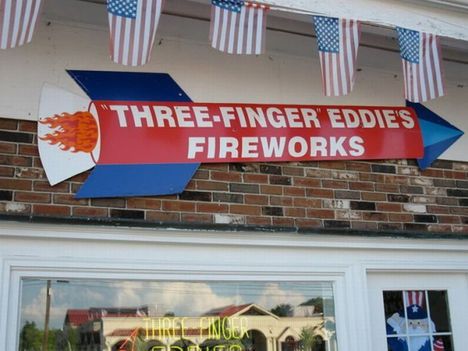 Háromujjú Eddie tűzijáték boltja!
