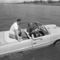 Lyndon B. Johnson kétéltű kocsijával 1965-ben. Az elnök gyakran tréfálta meg azzal a birtokára látogató, mit sem sejtő látogatókat, hogy egyenesen a vízbe hajtott - mult-kor.hu