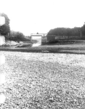 A régi Rajkai zsilip az 1970-es években, kisvizes időszakban
