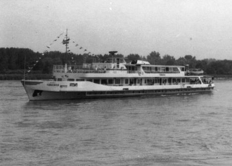 A Táncsis nevű hajó a Duna szigetközi szakaszán az 1970-es években