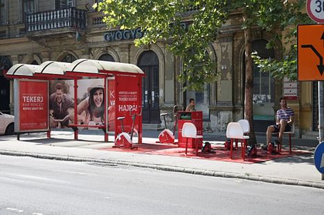 A Coca-Cola úgy alakította át az V. kerület Széchenyi utcai buszmegállót, hogy a buszra várakozók tekerhessenek egyet (fotó Uniomedia)
