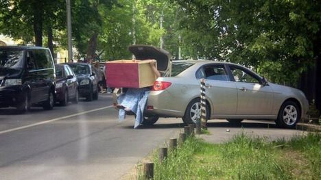 njáró doboz kiveszi magát a csomagtartóból!