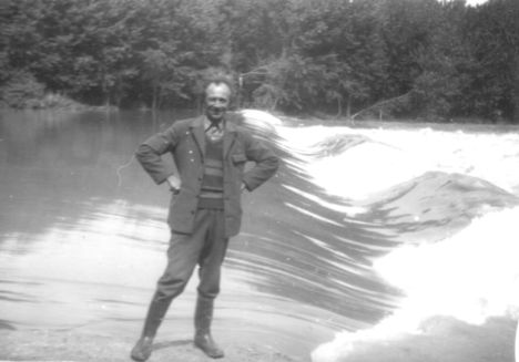 Molnár Károly rajkai vízmester a Duna folyam mellékágelzárásán az 1960-as években