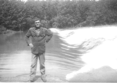 Tóth Imre rajkai gátőr a Duna folyam mellékágelzárásán az 1960-as években