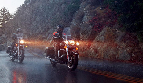 10 hasznos tanács esőben való motorozáshoz (csajokamotoron.hu)