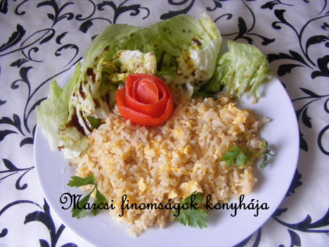 Barna tojásos rizs salátával 