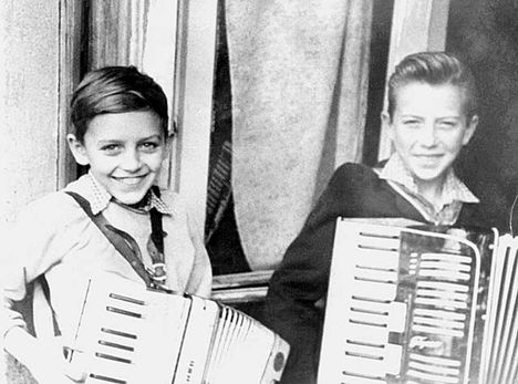 Zorán és Dusán harmonikával 1957