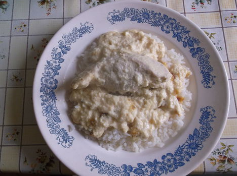 Négysajtos csirkemell főt izzsel.