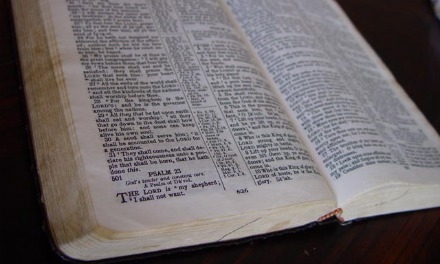 Biblia_Négyszáz éves bibliára bukkantak egy angol falusi templomban