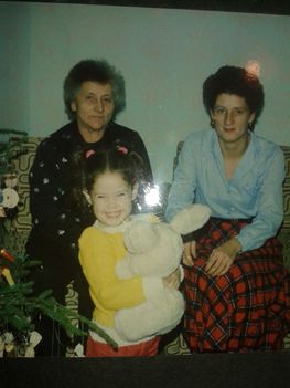 Om. Mónika1987. anyukával magymamával