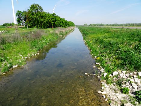 Lajta folyó Balparti csatorna a Mosonmagyaróvári duzzasztómű mellett, 2016. április 22.-én