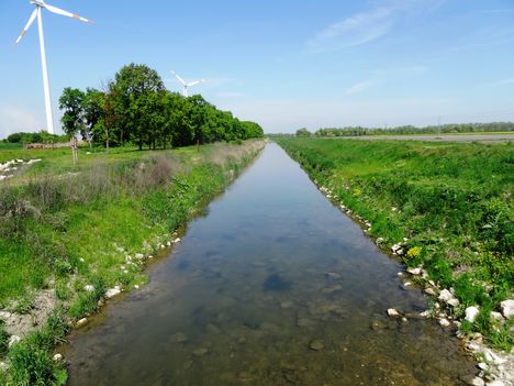 Lajta folyó Balparti csatorna, a Mosonmagyaróvári duzzasztómű mellett, 2016. április 22.-én