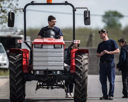 Renner Tamás főkonstruktőr, műszaki igazgató - a Renner 5044 típusú, fejlesztés alatt álló 50 lóerős, összkerékhajtású mezőgazdasági erőgép prototípusával Jánoshalmán 2016. április 14-én (MTI fotó, Ujvári Sándor)