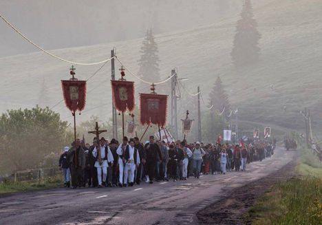 Elindul a vonat Csíksomlyó felé. Dáma Lovag Erdős Anna