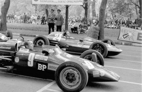 Formula Vee autóverseny. A 9-es rajtszámú Kaimann Mk IV típusú versenyautóban Niki Lauda, Népliget - fotó 1969 , Urbán Tamás (fortepan.hu)