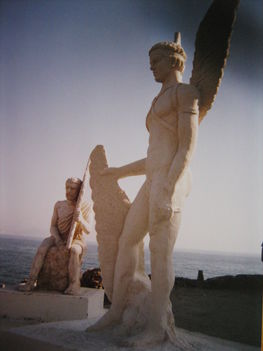 Agia Gallini, Ikaros és Daidalosz szobra a kikötő felett
