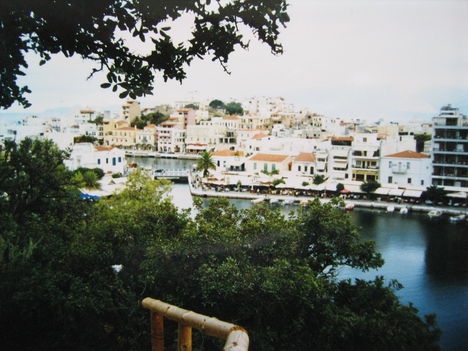 Agios Nikolaos, a tó túlpartjáról nézve