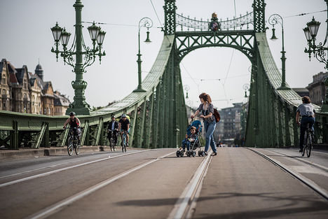 Az autók elől lezárt Szabadság hidat visszafoglalták a gyalogosok, a biciklisták és az ücsörgők ...(24.hu, fotó Neményi Márton)