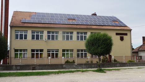 Gólyafészek és napkollektorok a Szent Márton Általános Iskola tetején, 2016. június 14.-én 1
