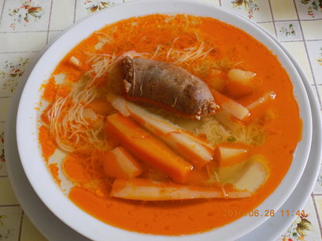 Házi készítésű kolbászos leves. 