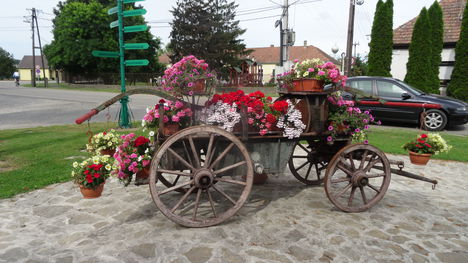 Virágokkal szépen díszített Máriakálnok község belterülete, 2016. június 26.-án