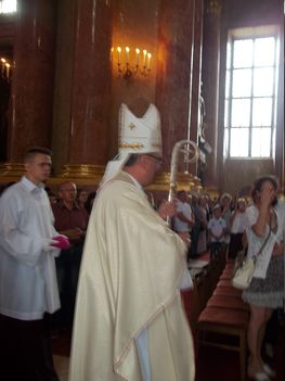 dr.Veres András püspök Atya  bevonulása