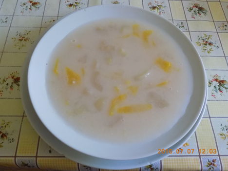 Éva lmából és kopaszbarackból készült gümölcs leves.