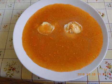 Savanyú krumli leves főtt tojással.