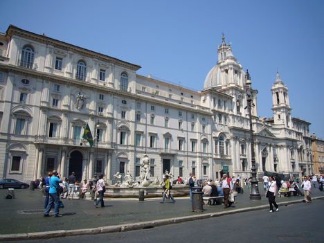 piazza_Navona_-_s_Agnese_in_Agone_e_palazzo_Pamphilij