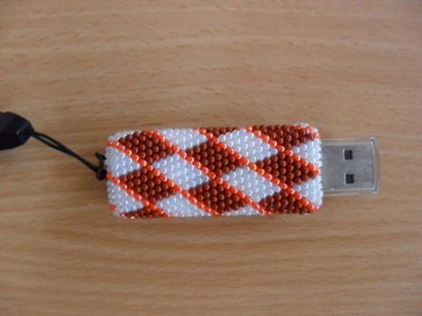 Gyöngyhorgolt pendrive tartó