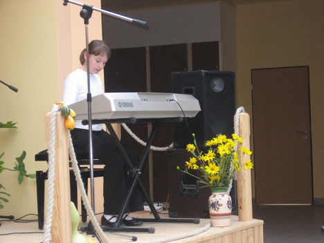 Boglárka zongorázik