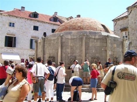 Óvárosi nyüzsgés Dubrovnikban