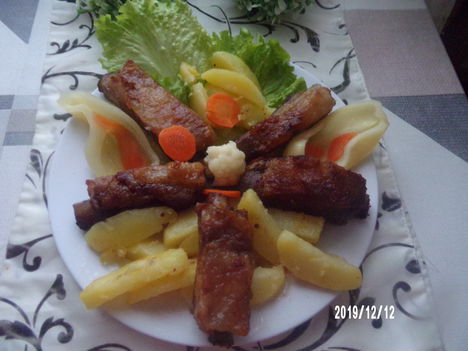 Mai ebéd sült oldalas burgonyával és házi savanyúsággal