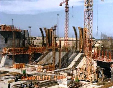 A Dunakiliti duzzasztómű építése 1988. július 22.-én