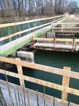 Folyamatban van a Kőhíd nevű vízszintszabályozó műtárgy és híd átépítése, Dunasziget 2019.12.30.-án 2