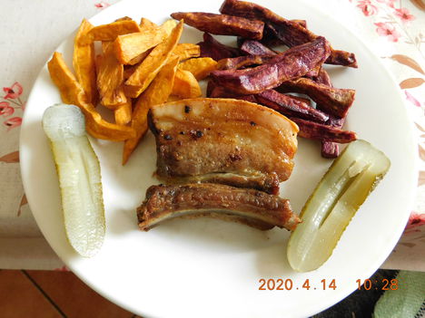 Sült sertésoldalas Sült batátával és kovászos uborka. 