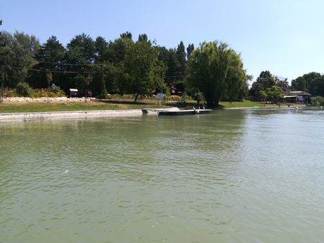 Halászi község belterületén a Mosoni-Duna bal partja, Halászi 2019. július 24.-én 10