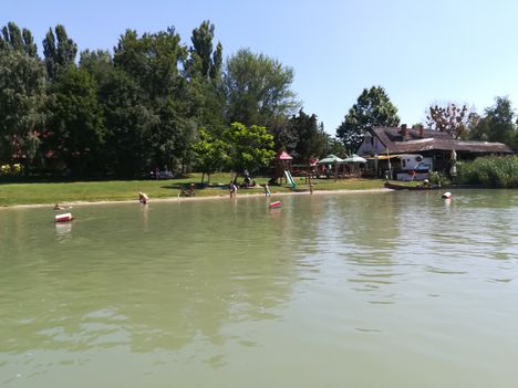 Halászi község belterületén a Mosoni-Duna bal partja, Halászi 2019. július 24.-én 11