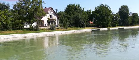 Halászi község belterületén a Mosoni-Duna bal partja, Halászi 2019. július 24.-én 18