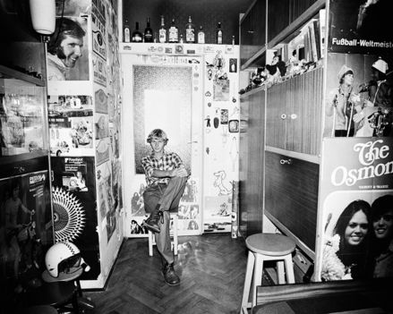 Emerson Fittipaldi, The Osmonds, márkás nyugati italok és saját bukó a szekrénysor előtt (Fotó, Zofia Rydet)