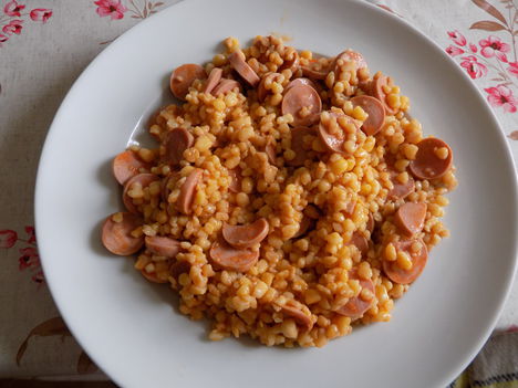 Pirított tarhonya. virslivel. 