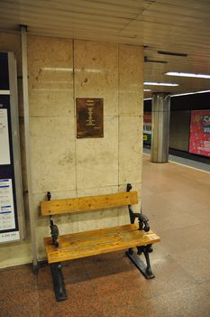 Kányádi Sándor Hiúság című verse az Arany János nevét viselő metróállomáson