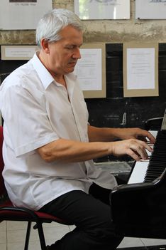 Niczky Géza zongorázik