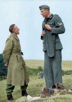 Jakob Nacken (221 cm), a legmagasabb német katona, beszélget Bob Roberts tizedessel (160 cm) miután megadta magát neki. Franciaország, Calais 1944