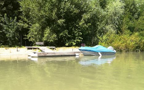 Mosoni-Duna folyó jobb partja a Horvátkimle belterületi szakaszán, Kimle 2019. augusztus 24.-én 3