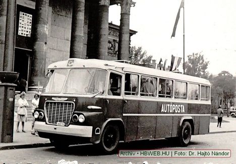 Autóposta feliratú Ikarus 630-as autóbusz UA 07-76-os forgalmi rendszámmal a Hősök terén !t