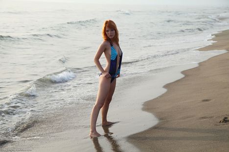 Pretty redhead on the beach! Csinos vőrőske a tengerparton !