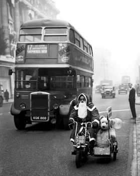 Motorozó Mikulás az Oxford Streeten | London, 1949 (fotós ismeretlen)